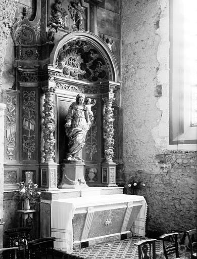 Chapelle latérale de la Vierge : autel et retable, en bois peint, avec statue de la Vierge à l'Enfant