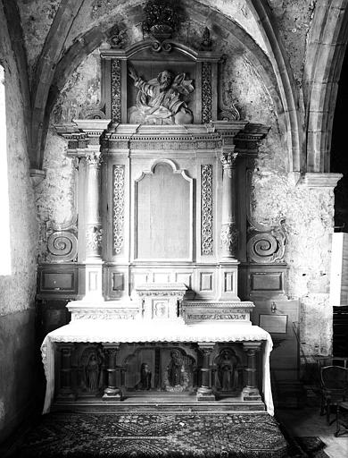 Autel et retable d'une chapelle nord, en bois sculpté