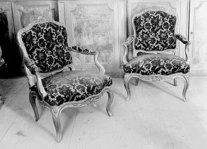 Deux fauteuils recouverts de velours frappé, époque Louis XV