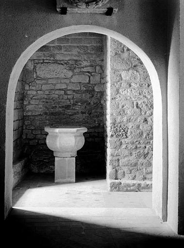 Cuve baptismale ou bénitier, pierre - © Ministère de la Culture (France), Médiathèque du patrimoine et de la photographie, diffusion RMN-GP