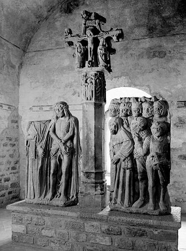 Calvaire en pierre entouré de deux haut-reliefs, avers : Crucifixion, Ecce Homo