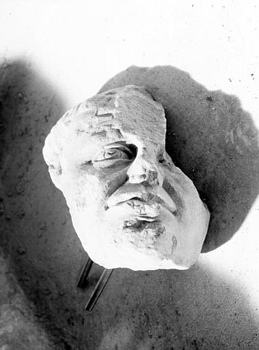 Statue en pierre : tête d'homme mutilée - © Ministère de la Culture (France), Médiathèque du patrimoine et de la photographie, diffusion RMN-GP