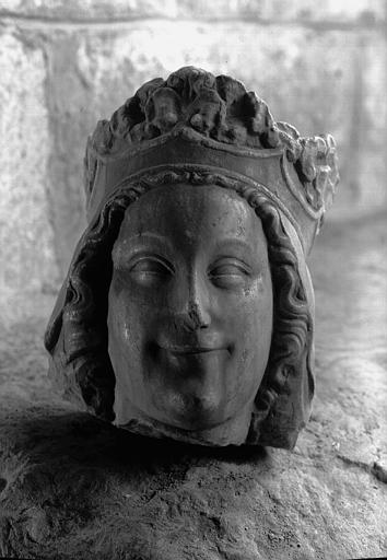 Statue en marbre : tête de vierge couronnée - © Ministère de la Culture (France), Médiathèque du patrimoine et de la photographie, diffusion RMN-GP