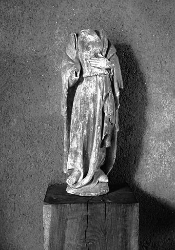 Statue acéphale en pierre : personnage drapé