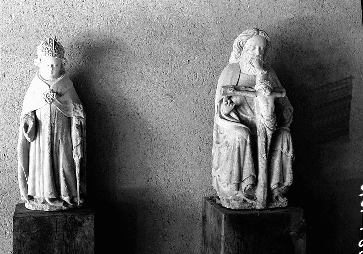 Statue en pierre d'un évêque et d'une Trinité provenant de Nébias - © Ministère de la Culture (France), Médiathèque du patrimoine et de la photographie, diffusion RMN-GP