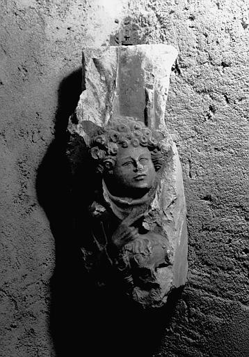 Haut-relief en pierre, fragment : deux têtes bouclées