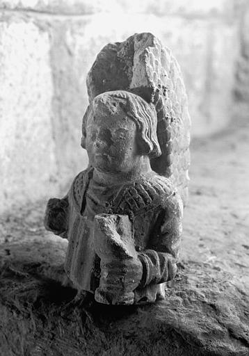 Haut-relief en pierre, fragment : buste d'un personnage portant un calice - © Ministère de la Culture (France), Médiathèque du patrimoine et de la photographie, diffusion RMN-GP