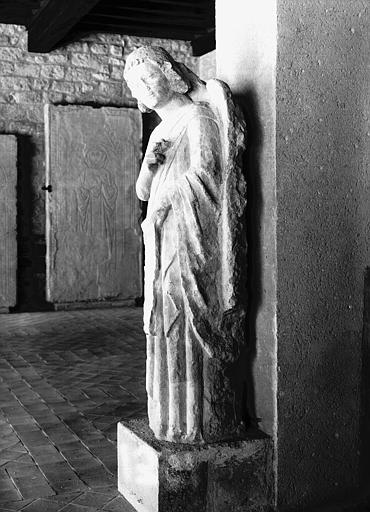 Statue en pierre : ange adossé