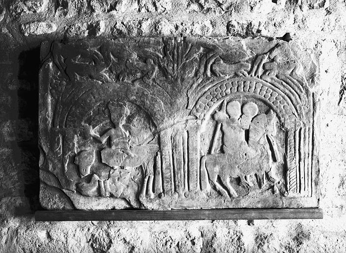 Bas-relief en pierre, époque carolingienne : cavaliers sous arcature - © Ministère de la Culture (France), Médiathèque du patrimoine et de la photographie, diffusion RMN-GP