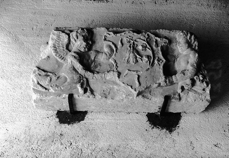 Fragment de linteau avec écu et tenants, pierre - © Ministère de la Culture (France), Médiathèque du patrimoine et de la photographie, diffusion RMN-GP