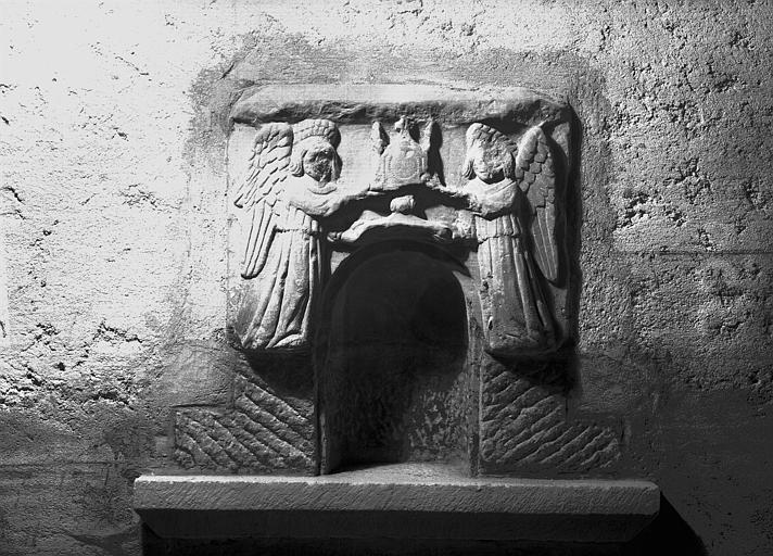 Niche ou piscine surmontée d'un bas-relief, pierre : deux anges tenant un reliquaire pédiculé - © Ministère de la Culture (France), Médiathèque du patrimoine et de la photographie, diffusion RMN-GP