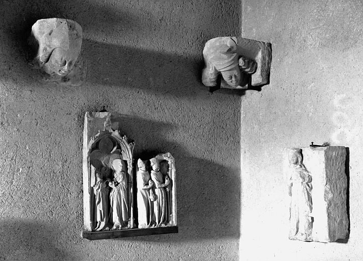 Corbeaux et fragments de soubassements, pierre, Vierge du 14e siècle et autres albâtres du 15e siècle