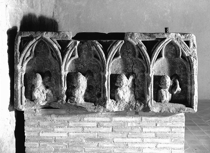 Fontaine décorée d'arcatures trilobées avec personnages provenant de Grèce