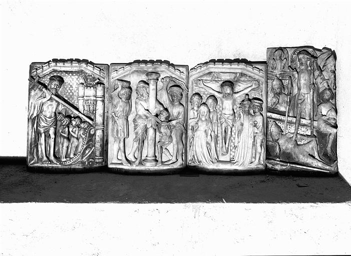 Quatre reliefs en albâtre anglais : Descente aux Limbes, Crucifixion, Résurrection, Flagellation, provenant de l'église Saint-Sernin - © Ministère de la Culture (France), Médiathèque du patrimoine et de la photographie, diffusion RMN-GP