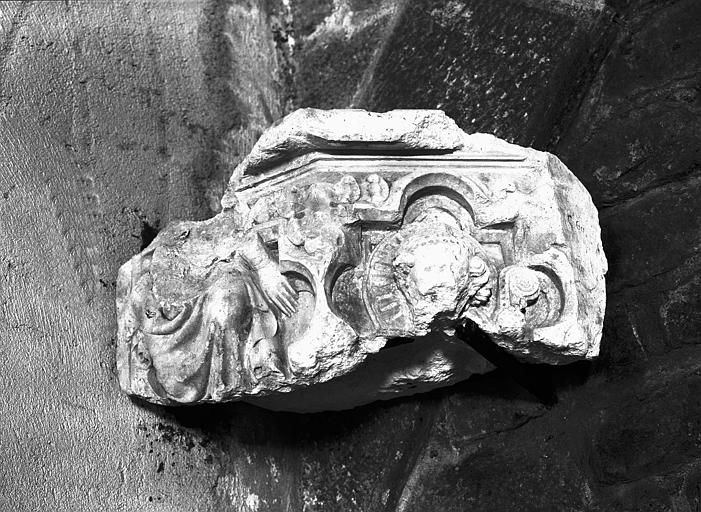 Fragment de pilier à décor de personnages, pierre sculptée - © Ministère de la Culture (France), Médiathèque du patrimoine et de la photographie, diffusion RMN-GP