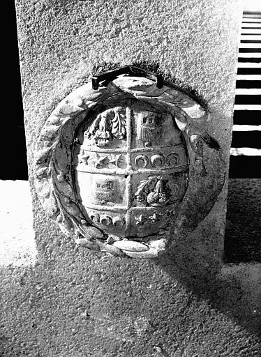 Pierre sculptée : écusson entouré de feuilles de lauriers - © Ministère de la Culture (France), Médiathèque du patrimoine et de la photographie, diffusion RMN-GP