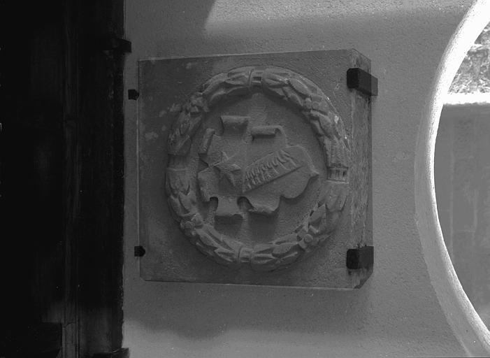 Pierre sculptée : écusson entouré de feuilles de lauriers - © Ministère de la Culture (France), Médiathèque du patrimoine et de la photographie, diffusion RMN-GP