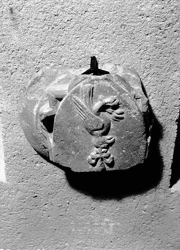 Ecusson, pierre sculptée : perroquet sommé d'une fleur de lys - © Ministère de la Culture (France), Médiathèque du patrimoine et de la photographie, diffusion RMN-GP