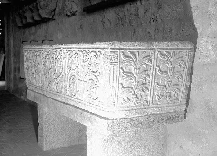 Sarcophage en marbre sculpté de rinceaux, époque mérovingienne - © Ministère de la Culture (France), Médiathèque du patrimoine et de la photographie, diffusion RMN-GP