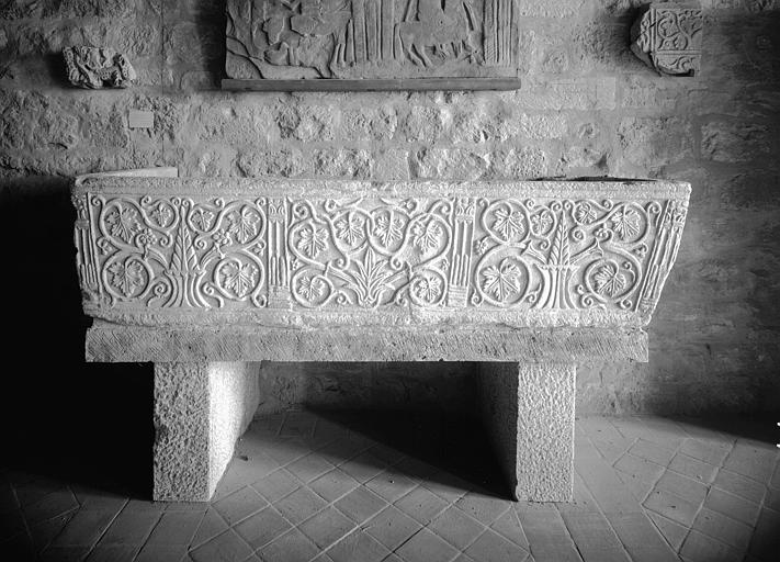 Sarcophage en marbre sculpté de rinceaux, époque mérovingienne