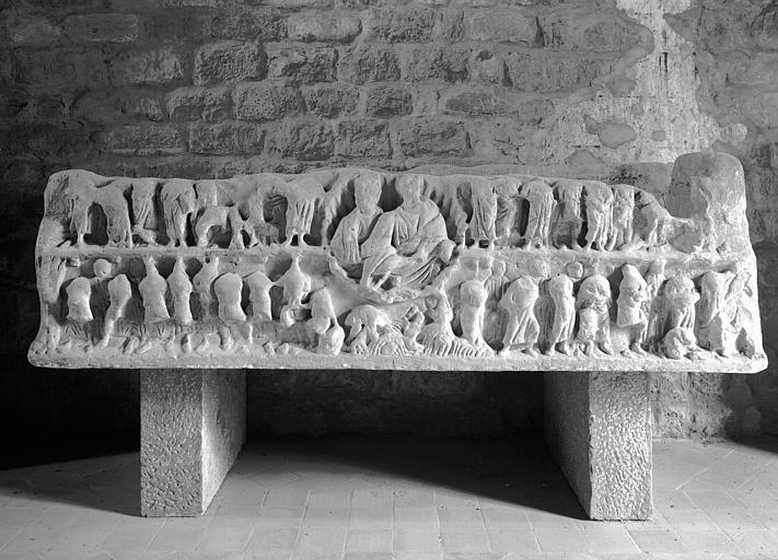 Sarcophage gallo-romain en marbre sculpté à registres de personnages, provenant de Tournissan : face