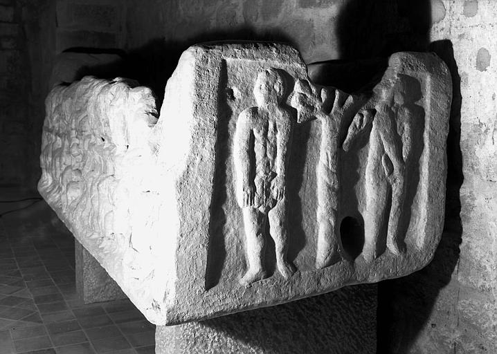 Sarcophage gallo-romain en marbre sculpté à registres de personnages, provenant de Tournissan : petit côté, Adam et Eve