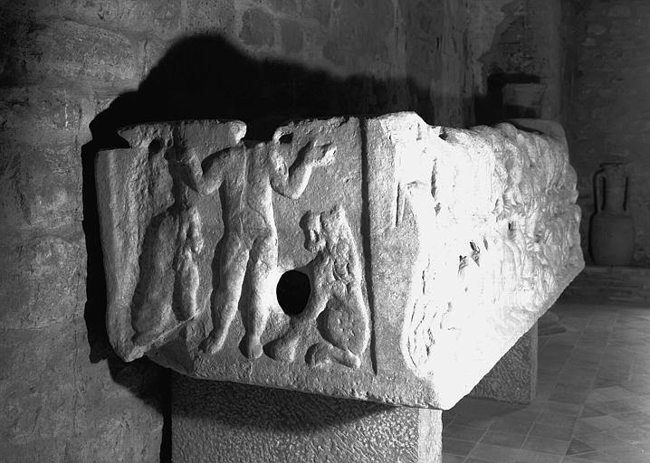 Sarcophage gallo-romain en marbre sculpté à registres de personnages, provenant de Tournissan : petit côté, Daniel