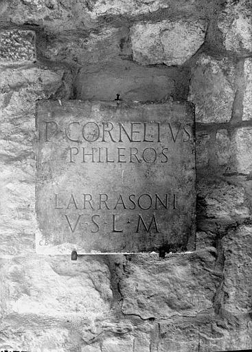 Dalle en pierre gravée, P. Cornelius Phileros, inscription votive - © Ministère de la Culture (France), Médiathèque du patrimoine et de la photographie, diffusion RMN-GP