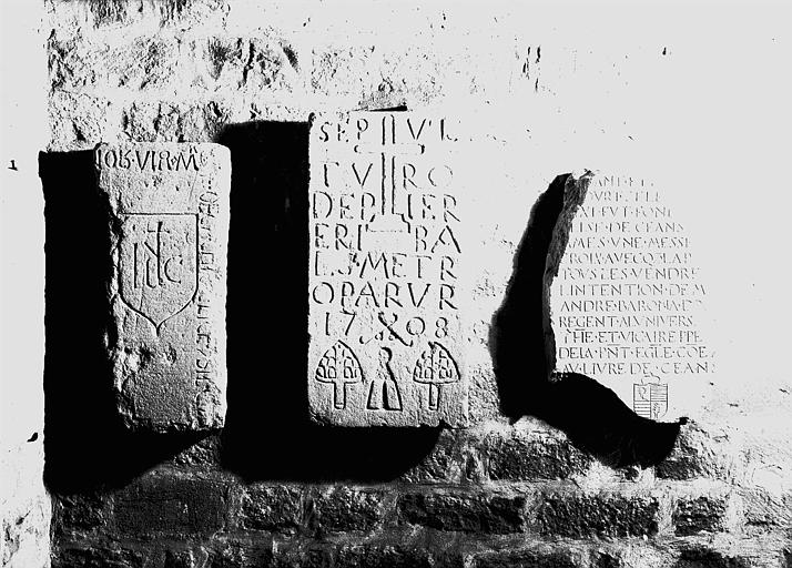 Trois dalles funéraires à inscriptions gravées - © Ministère de la Culture (France), Médiathèque du patrimoine et de la photographie, diffusion RMN-GP