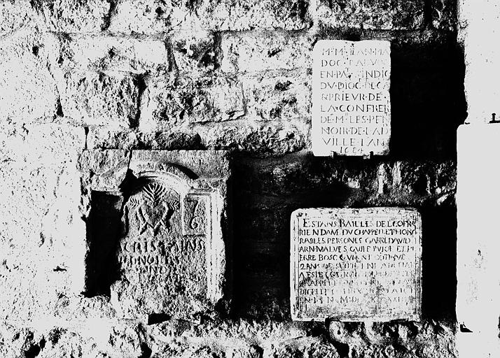 Trois pierres gravées avec inscriptions funéraires, la troisième est datée de 1684 - © Ministère de la Culture (France), Médiathèque du patrimoine et de la photographie, diffusion RMN-GP