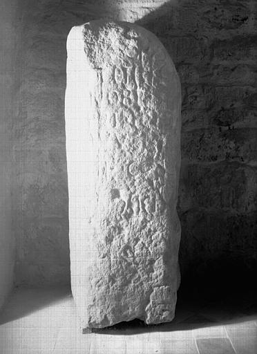Borne milliaire en pierre gravée, époque gallo-romaine - © Ministère de la Culture (France), Médiathèque du patrimoine et de la photographie, diffusion RMN-GP