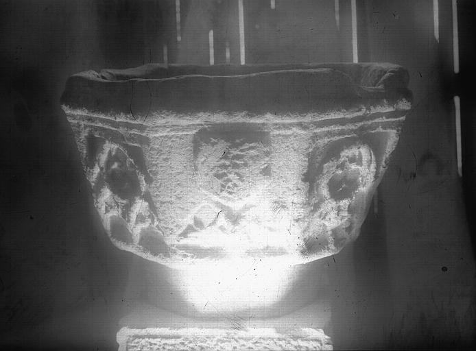 Cuve baptismale octogonale sculptée, pierre - © Ministère de la Culture (France), Médiathèque du patrimoine et de la photographie, diffusion RMN-GP