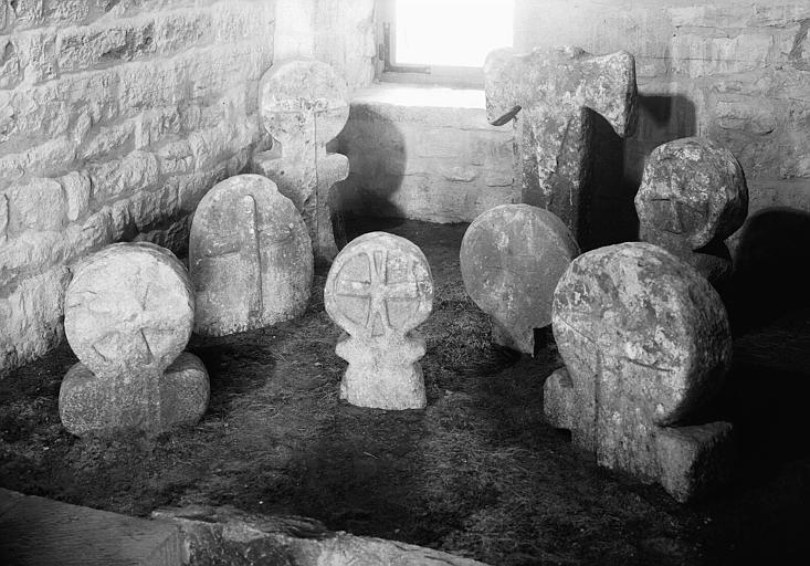 Croix discoïdales en grès sculpté, époque gothique : ensemble - © Ministère de la Culture (France), Médiathèque du patrimoine et de la photographie, diffusion RMN-GP