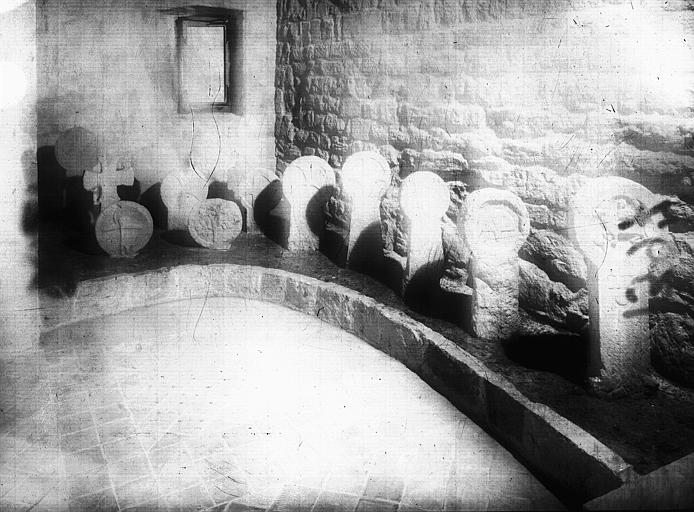 Croix discoïdales en grès sculpté, époque gothique : ensemble - © Ministère de la Culture (France), Médiathèque du patrimoine et de la photographie, diffusion RMN-GP