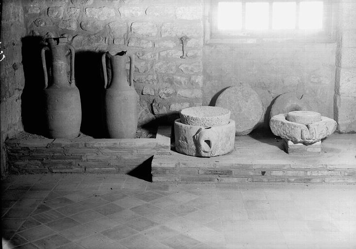 Deux amphores et quatre meules, époque gallo-romaine - © Ministère de la Culture (France), Médiathèque du patrimoine et de la photographie, diffusion RMN-GP