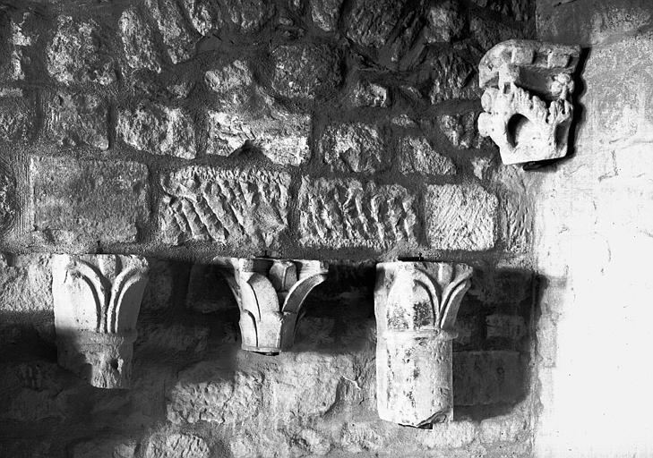 Trois chapiteaux feuillagés en grès, époque romane