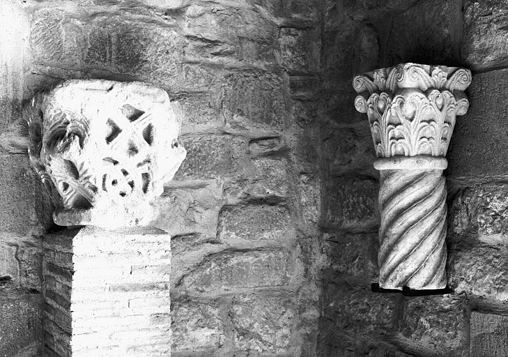 Chapiteau à décor d'entrelacs et un chapiteau feuillagé sur fût de colonne torse, grès et marbre, époque romane