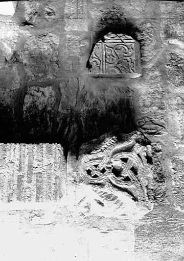 Chapiteau en grès à décor d'entrelacs