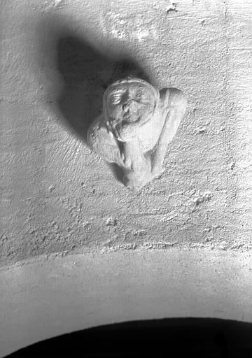 Corbeau à tête humaine, grès - © Ministère de la Culture (France), Médiathèque du patrimoine et de la photographie, diffusion RMN-GP
