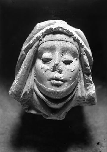 Sculpture en pierre : tête de femme avec guimpe et voile, Vierge de Pitié - © Ministère de la Culture (France), Médiathèque du patrimoine et de la photographie, diffusion RMN-GP