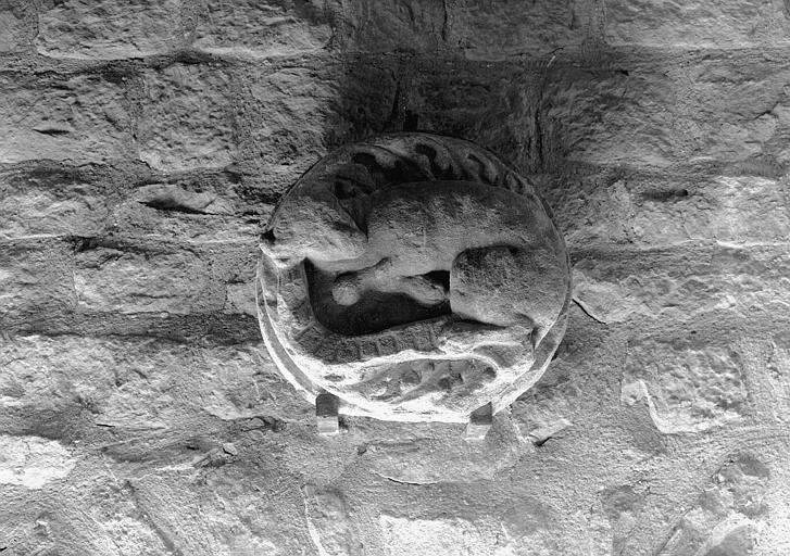 Clef de voûte en pierre : un animal