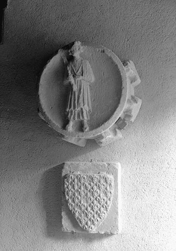 Clef de voûte avec personnage debout et relief avec écu à fleurs de lys - © Ministère de la Culture (France), Médiathèque du patrimoine et de la photographie, diffusion RMN-GP