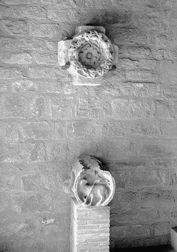 Clef de voûte en grès avec Agnus Dei et clef de voûte feuillagée