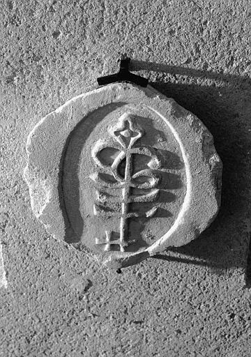 Relief, branche (supposée) dans une amande, clef de voûte en pierre - © Ministère de la Culture (France), Médiathèque du patrimoine et de la photographie, diffusion RMN-GP