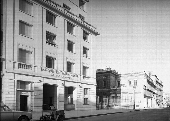 Vue de la Banque de Madagascar et de l'Hôtel de la Vaupalière