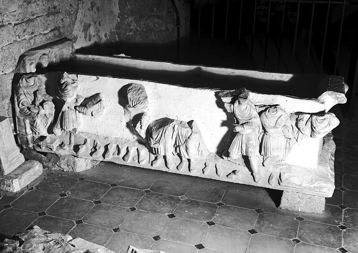 Sarcophage en marbre blanc en partie reconstitué, face antérieure : Adoration des Mages