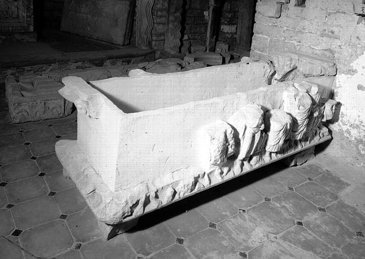 Sarcophage en marbre blanc en partie reconstitué, face postérieure : restes de quatre personnages debout