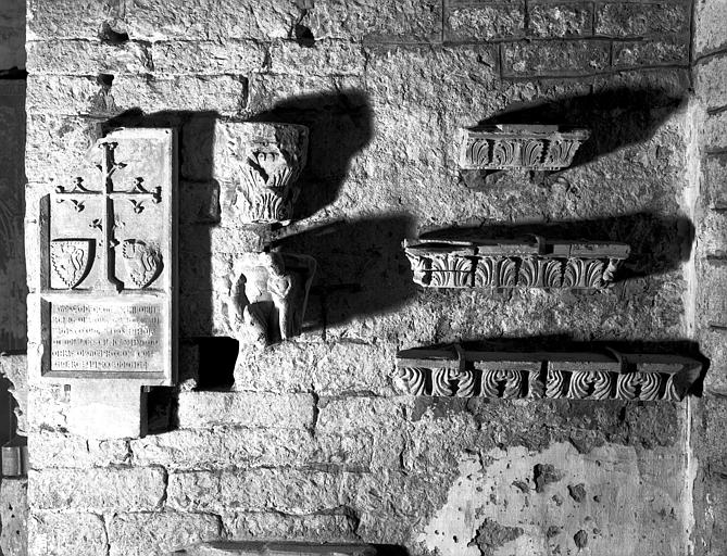 Fragments de frise, chapiteau, bas-relief en marbre avec croix et écusssons : inscription funéraire de Gui de Vissac, prieur, mort en 1324