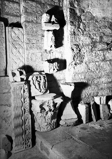 Panneaux à décor d'entrelacs à faible relief en marbre, pilastre en pierre provenant de l'ancien cloître et divers