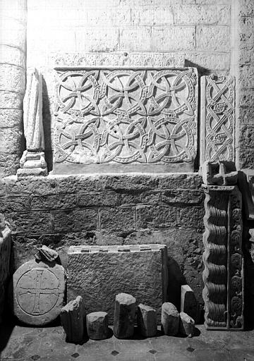 Panneaux à décor d'entrelacs à faible relief en marbre, pilastre en pierre provenant de l'ancien cloître et divers